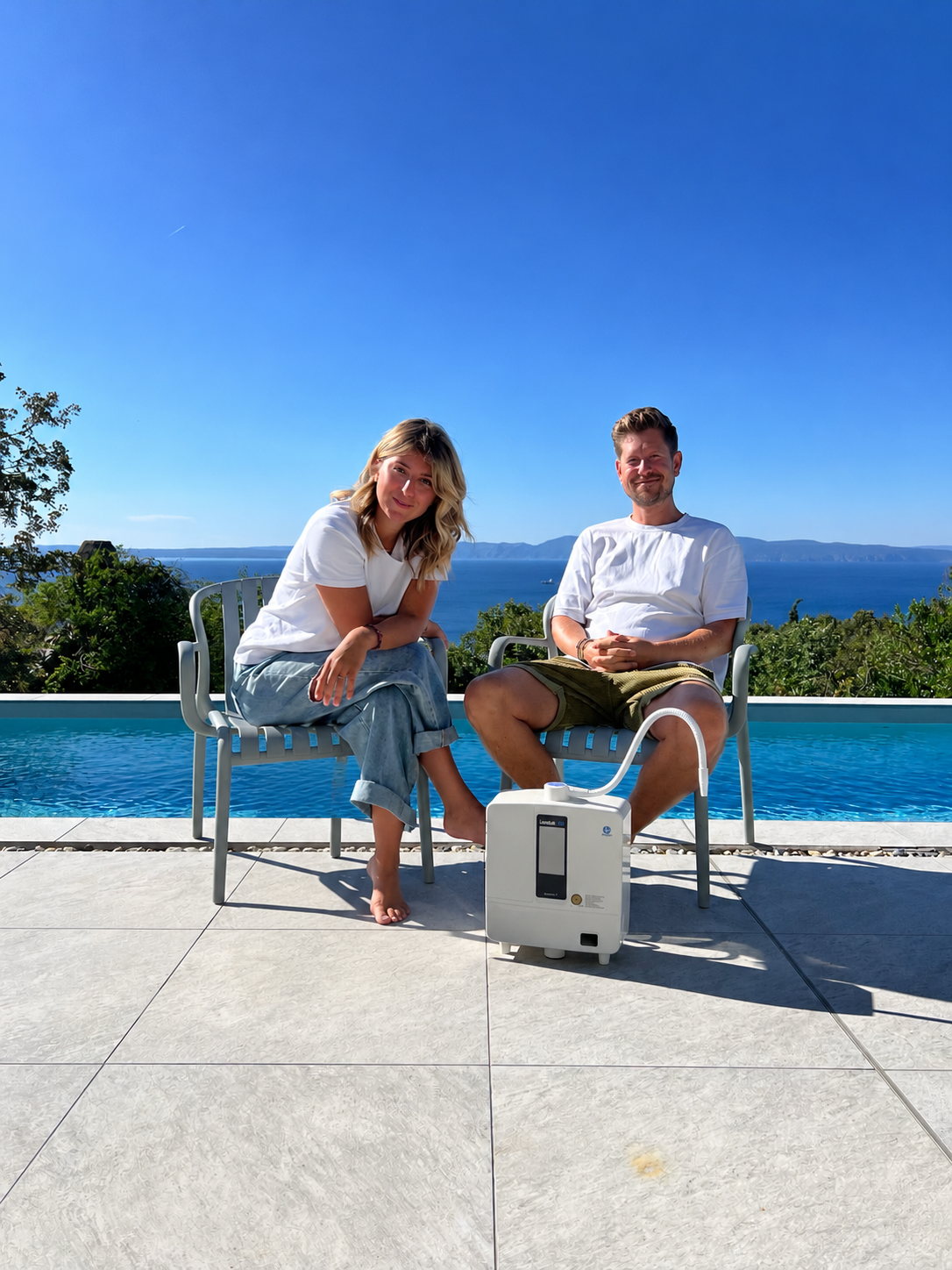 Tom mit seiner Frau und dem Leveluk K8 auf der sonnigen Poolterrasse